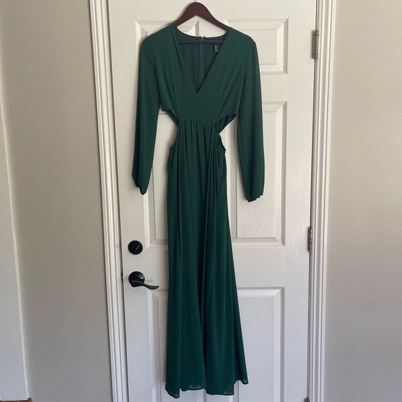 Forever 21 Dresses & Skirts - Gorgeous emerald green long sleeve v neck maxi dress - no alterations